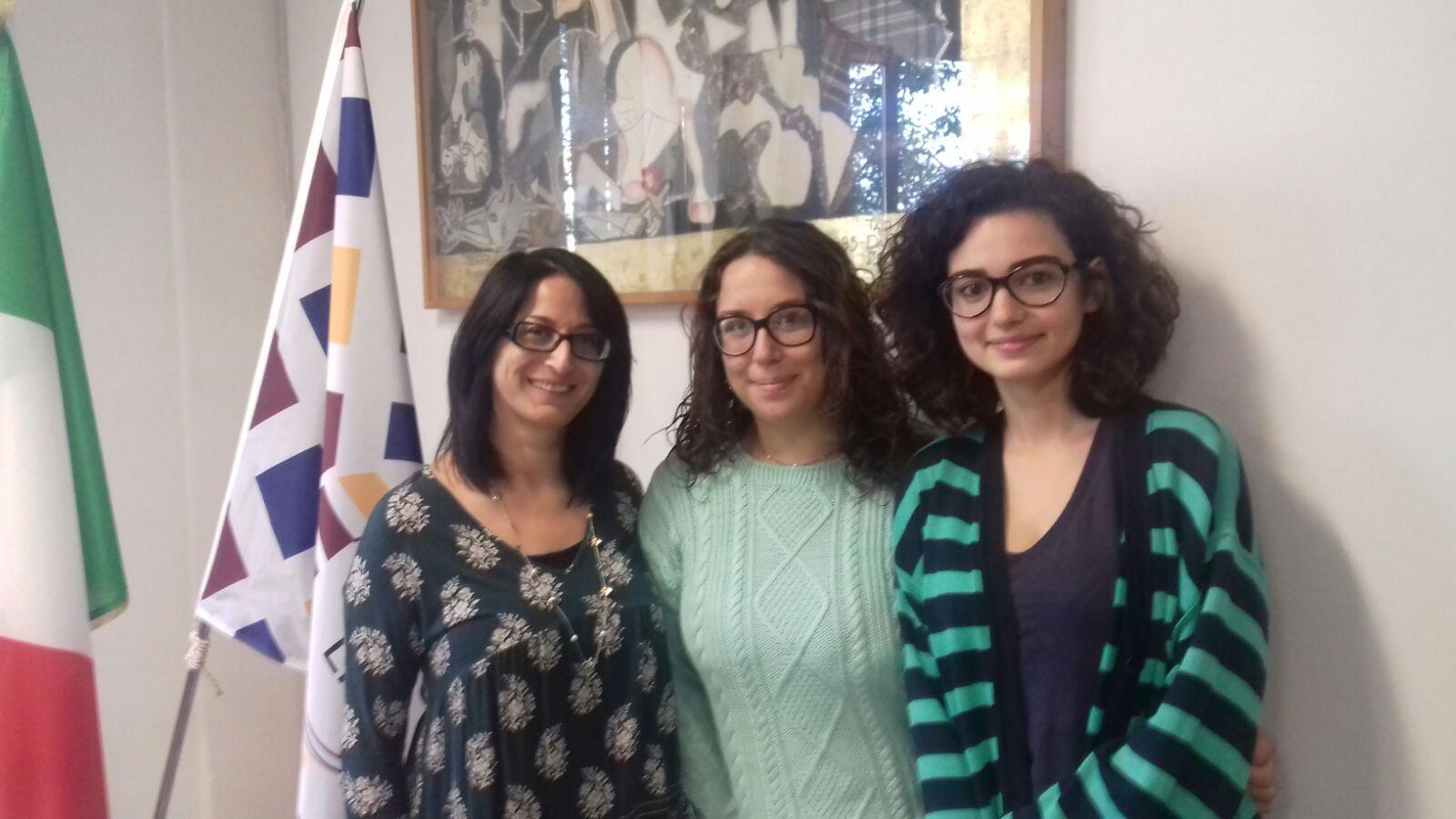 A destra la professoressa Antonella Salituro del Liceo Livi con Elisa Fiaschi e Noemi Neri (foto Batavia)