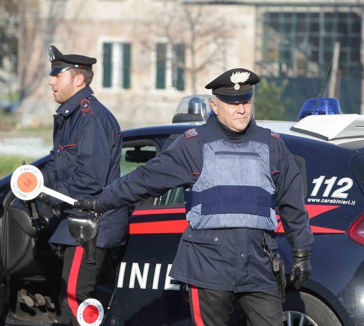 Nasconde dose di cocaina nel pacchetto di sigarette 