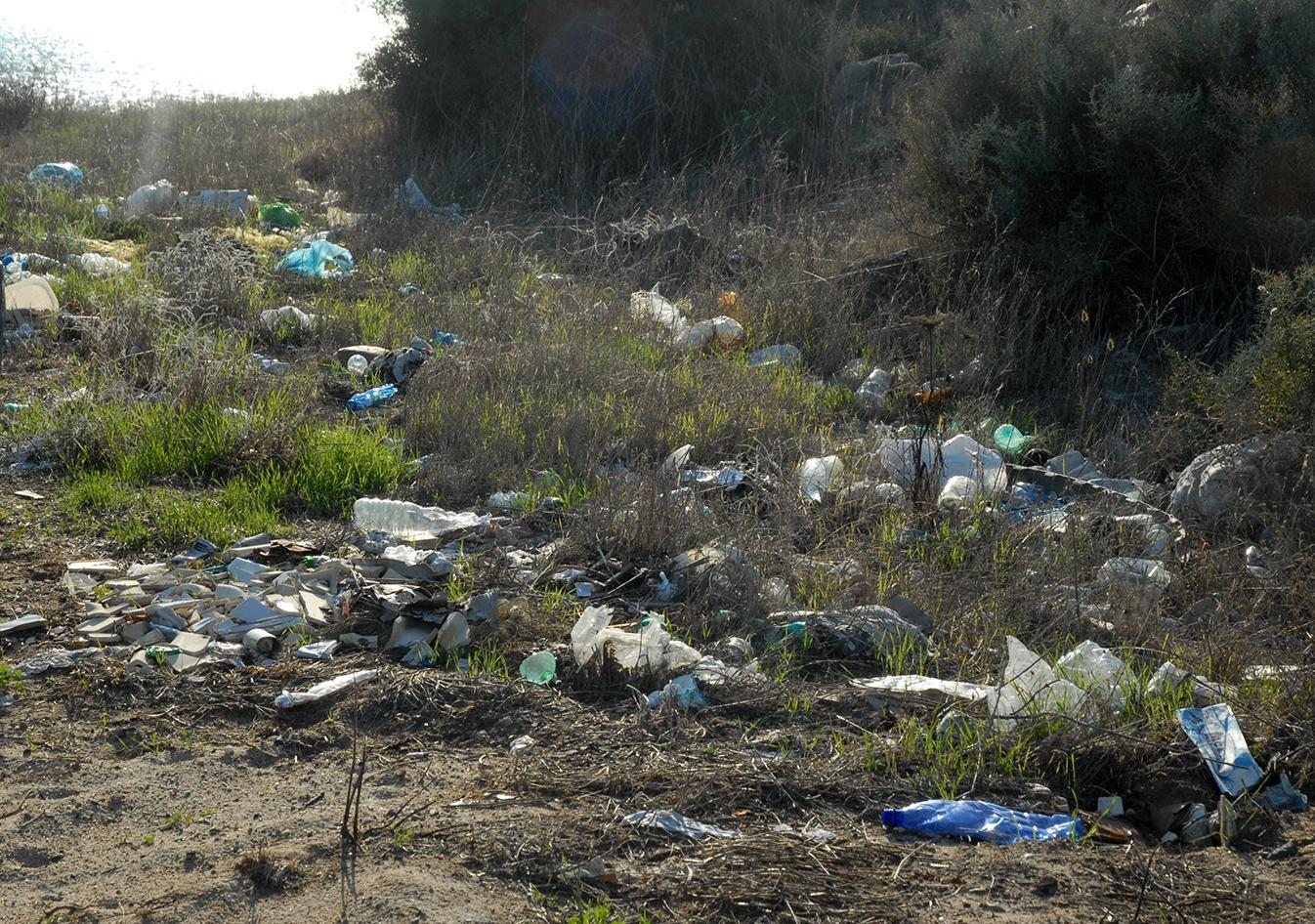 Cumuli di rifiuti vicino alla spiaggia di Torregrande 