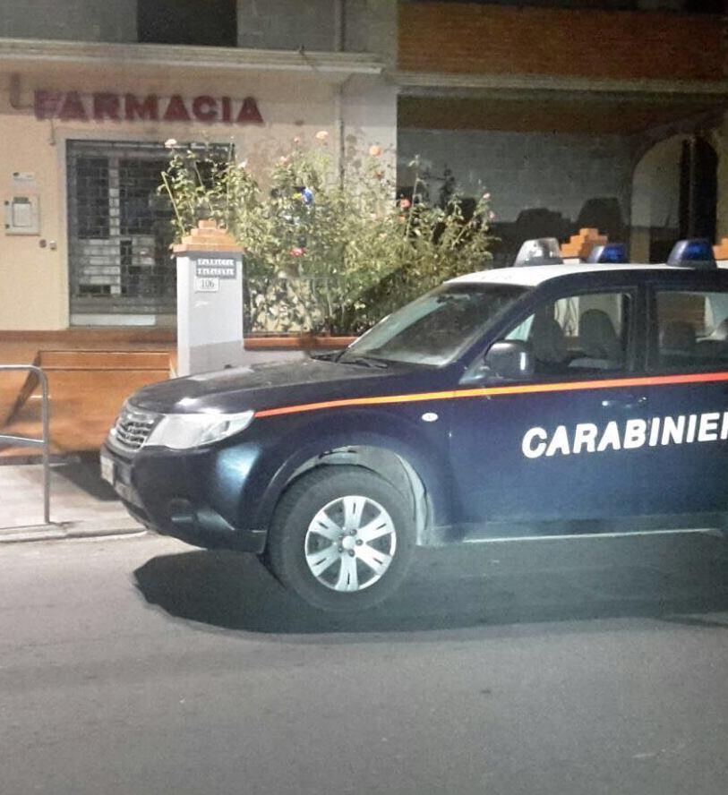 I rapinatori della farmacia in fuga con duecento euro