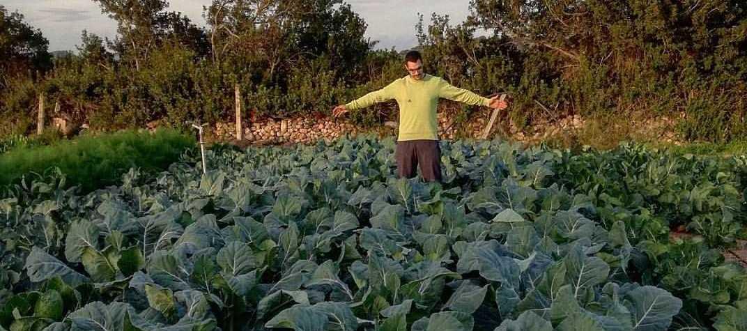 Emanuele Dettori fra i suoi ortaggi