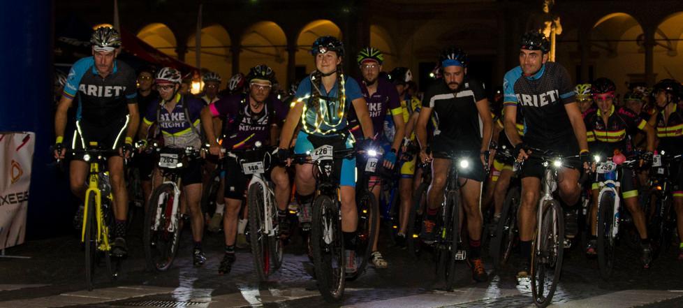 Ciclisti in partenza per la Bike Night, format ideato da Wetoor di Simone Dovigo e nato a Ferrara nel 2012