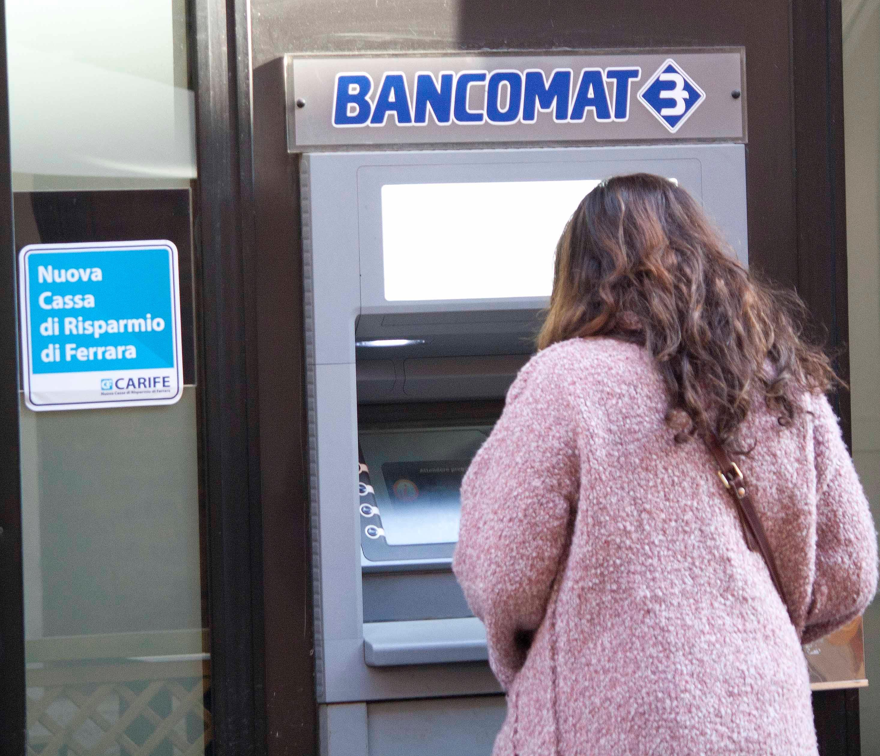 Ruba il bancomat dell'ex fidanzato e preleva 500 euro, denunciata