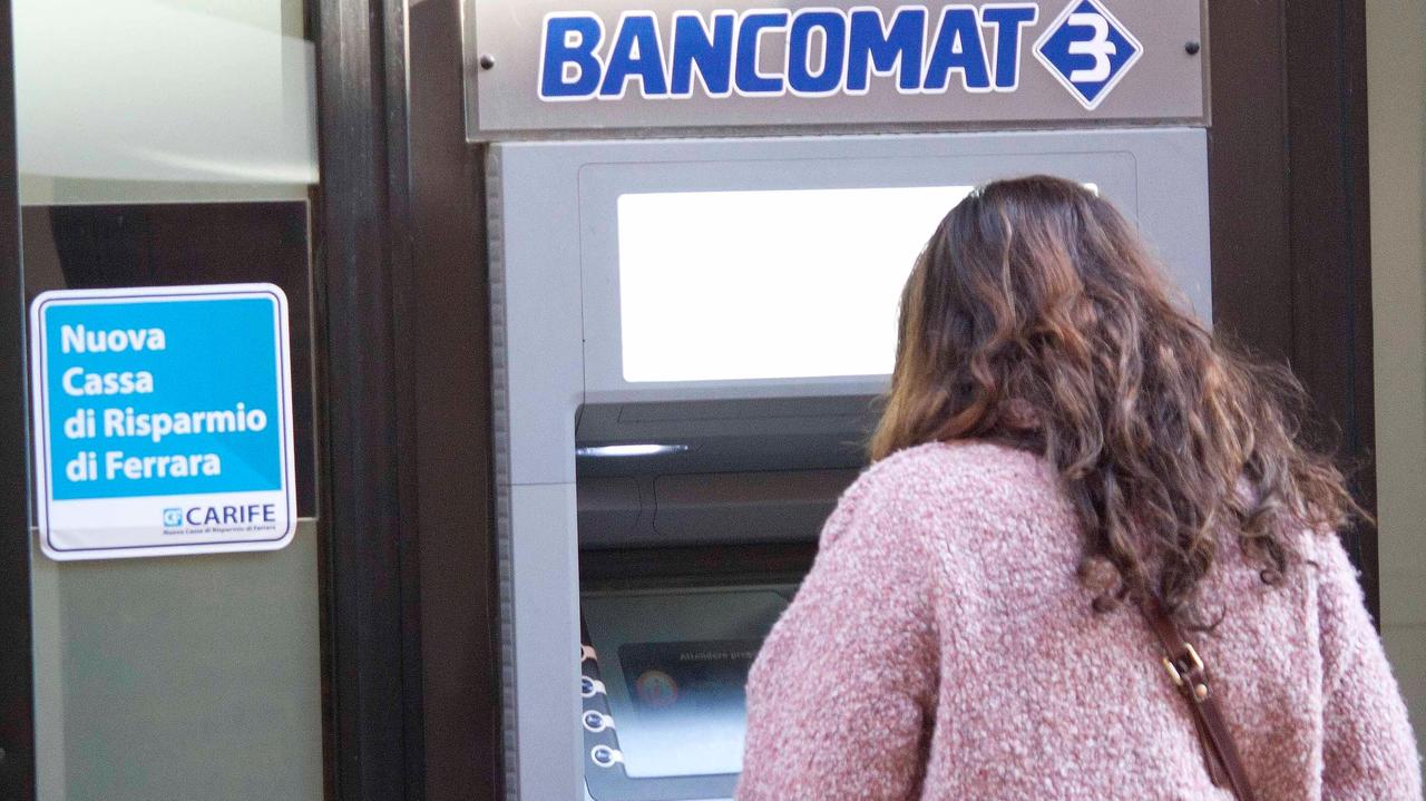 Ruba il bancomat dell'ex fidanzato e preleva 500 euro, denunciata