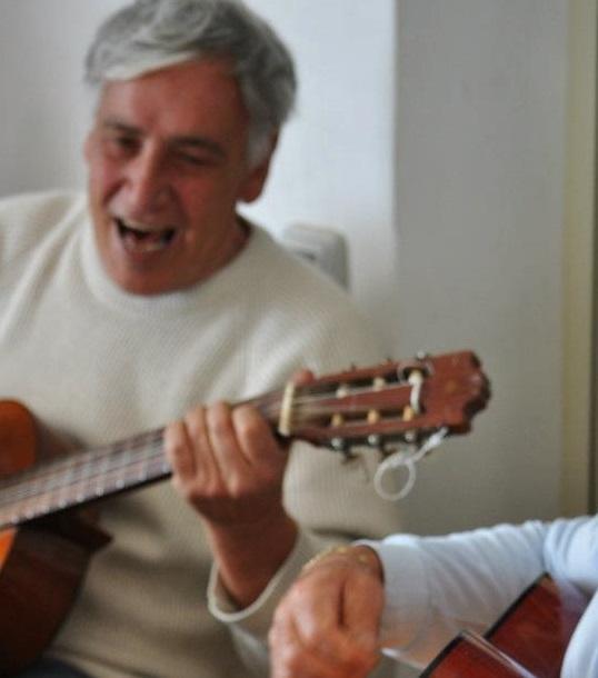 Sandro Zingoni si diverte con la chitarra