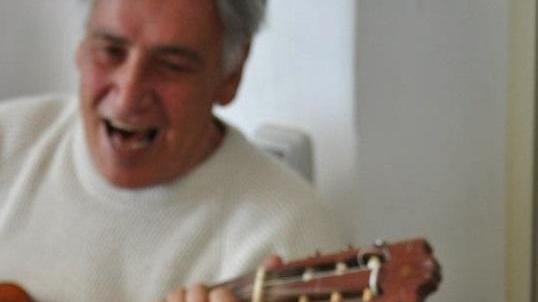 Sandro Zingoni si diverte con la chitarra