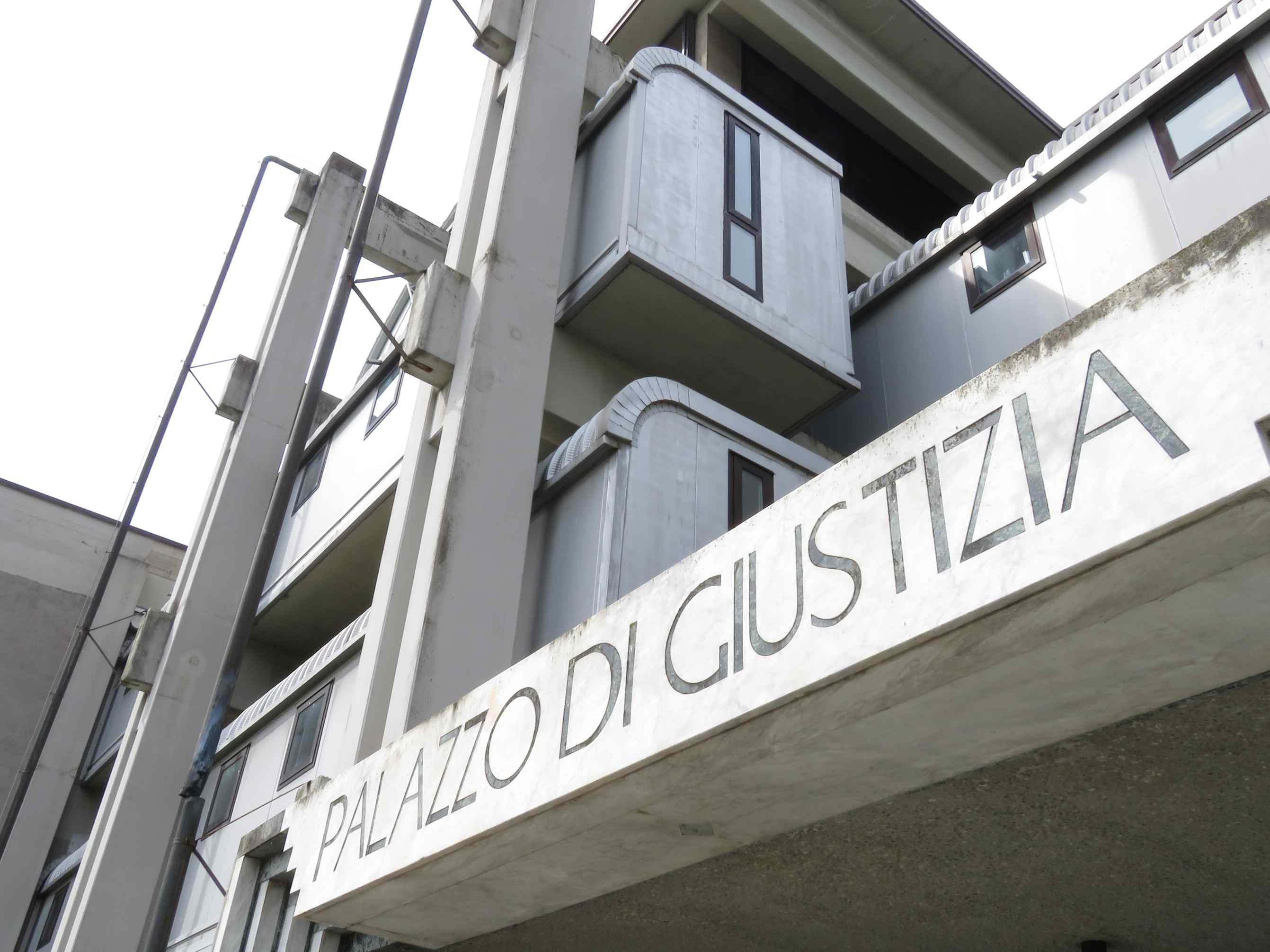 L'ingresso del Tribunale di Prato