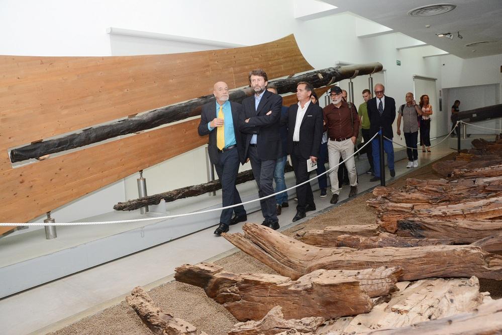 Il ministro Franceschini davanti alle navi romane (foto Gavino Sanna)
