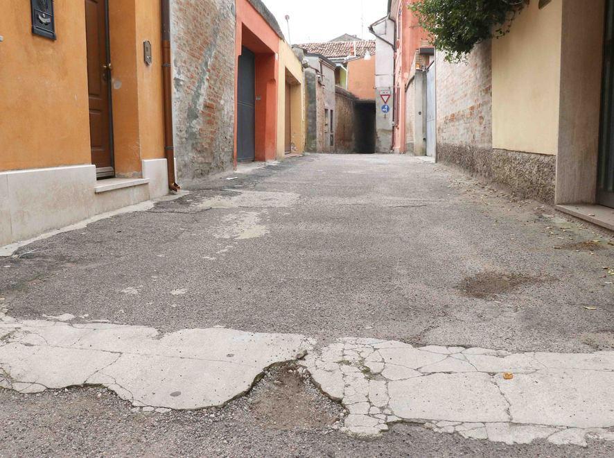 La buca all'altezza del civico 41 in cui è inciampata Rita