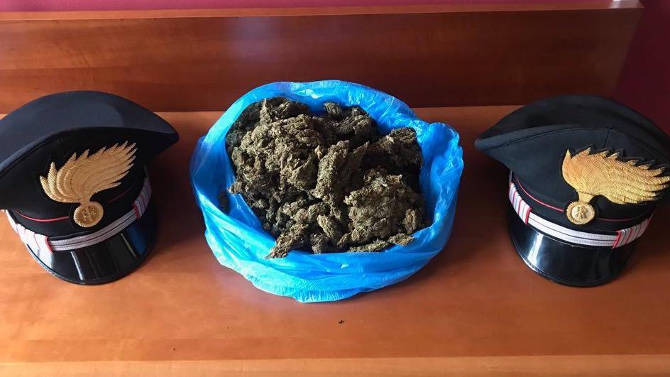 Rifugiato scoperto con 4 etti di marijuana: arrestato