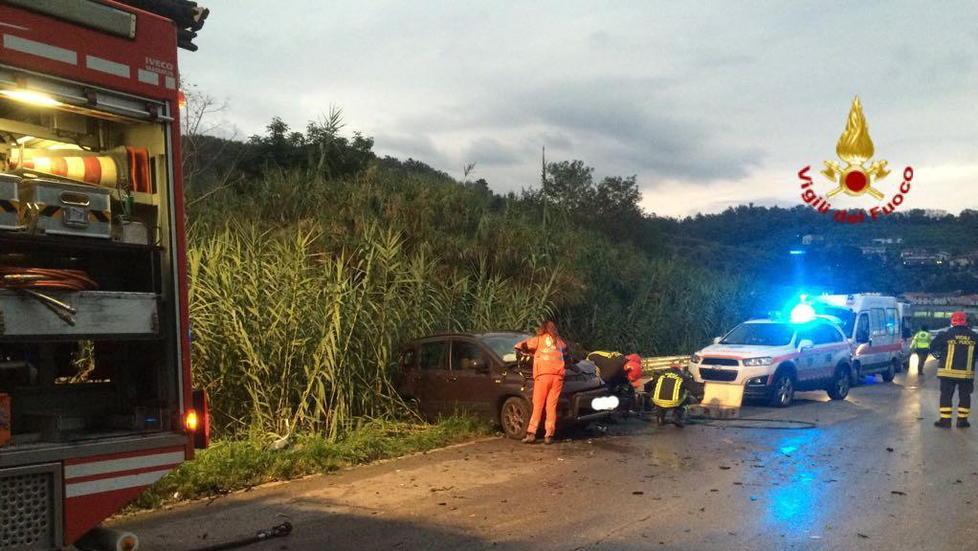 Lo scontro frontale sulla Modenese (foto Vigili del fuoco)