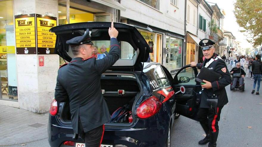 Anziano preso a schiaffi da un corriere in pieno centro