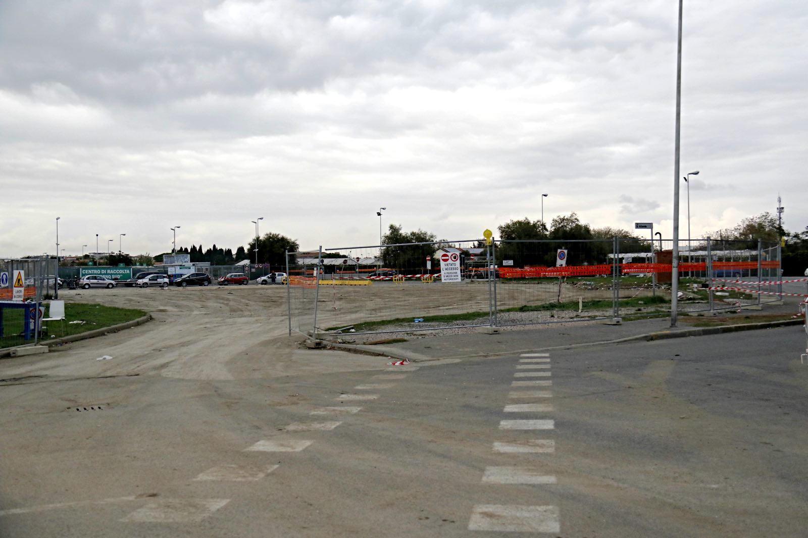 Il piazzale tra la stazione ecologica e il palasport (Marzi)
