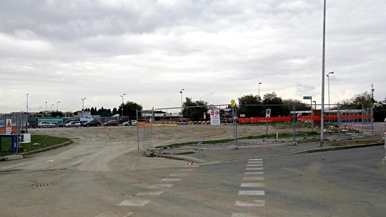 Il piazzale tra la stazione ecologica e il palasport (Marzi)