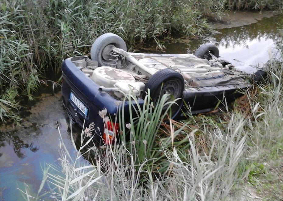 Finisce fuori strada e si capotta dentro un fosso: salvo