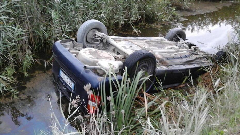 Finisce fuori strada e si capotta dentro un fosso: salvo