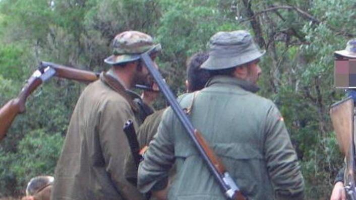 Colpo di pistola al compagno di caccia