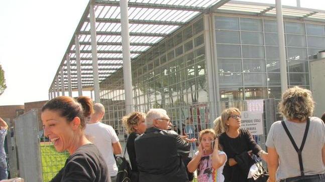 IN FILA INDIANA I BAMBINI LASCIANO LA MENSA IN MODO ORDINATO