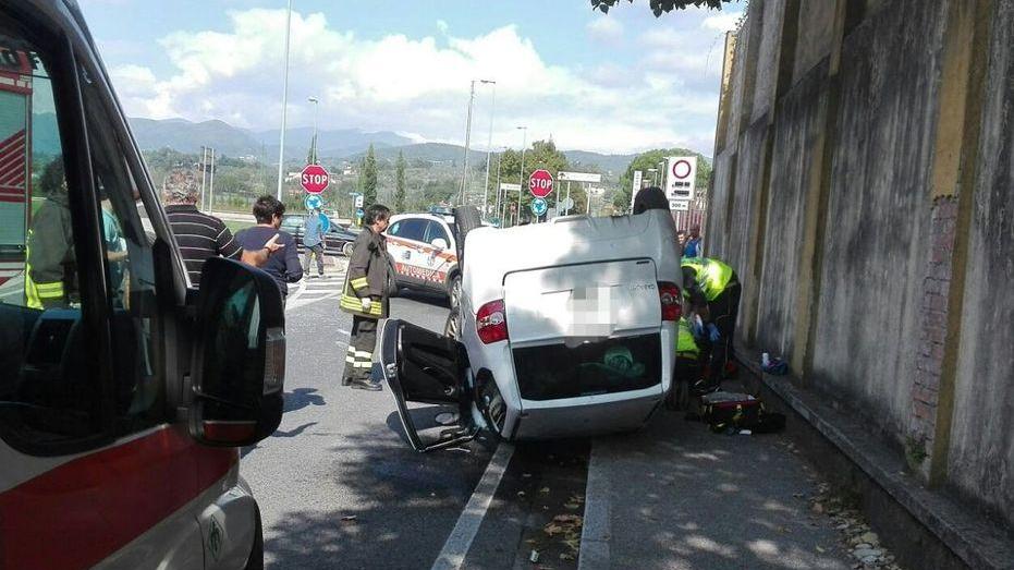 Minicar si capotta sul viale Italia