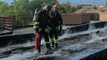 Brucia l’elementare Evacuati 260 alunni