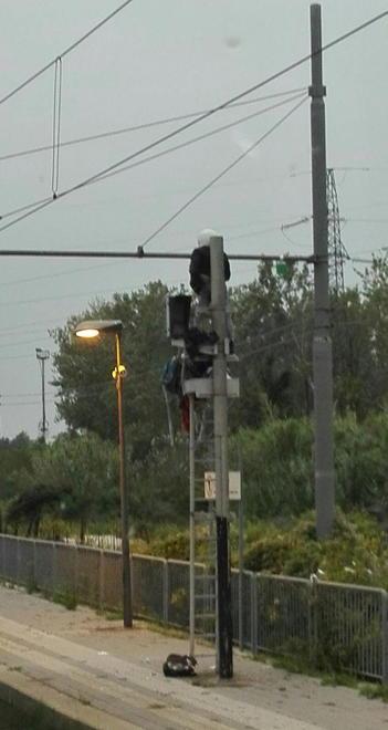 Sale su una torretta dentro la stazione: salvata dalla Polfer