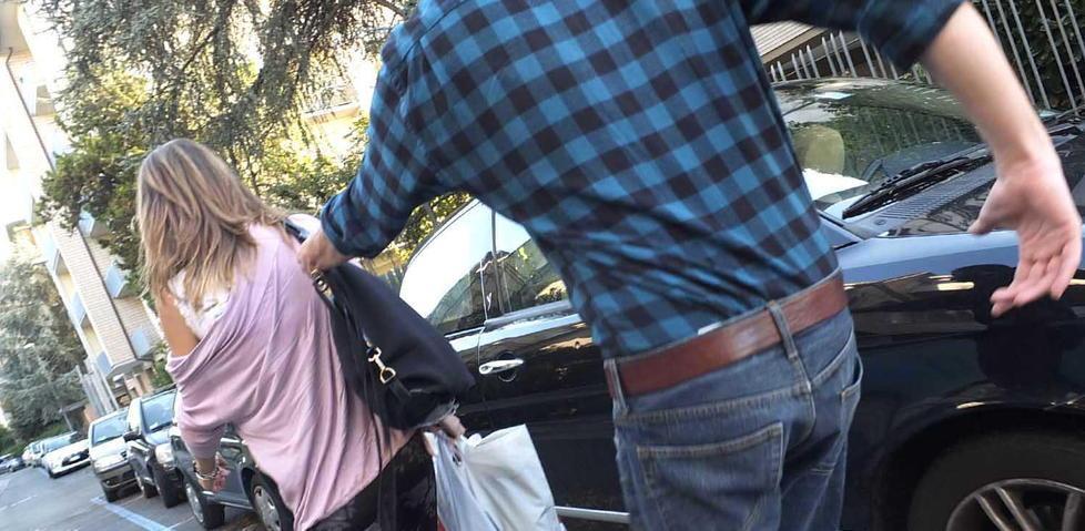 Pedinata sul bus e rapinata sulle scale del condominio 