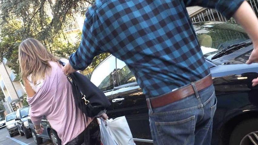 Pedinata sul bus e rapinata sulle scale del condominio