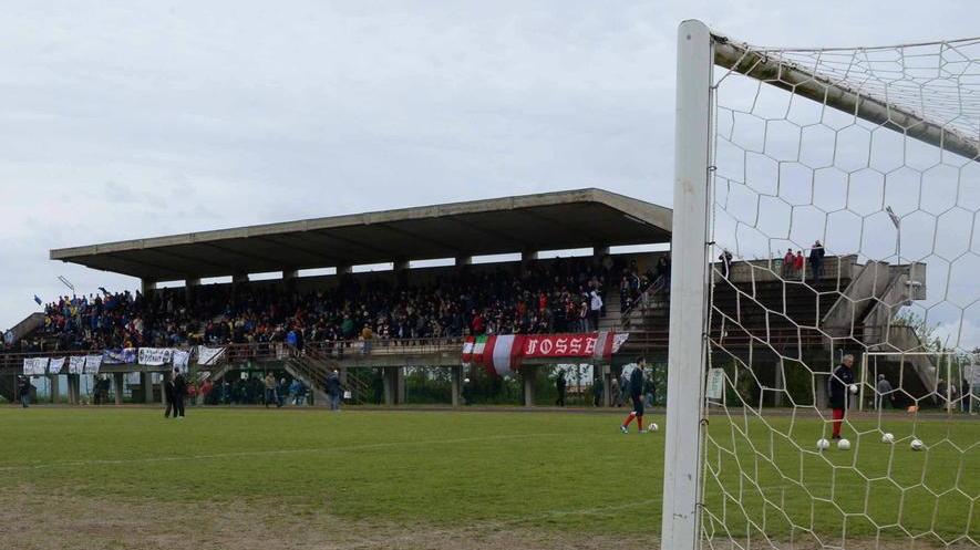 C’è da rifare la tribuna, niente soldi alle società