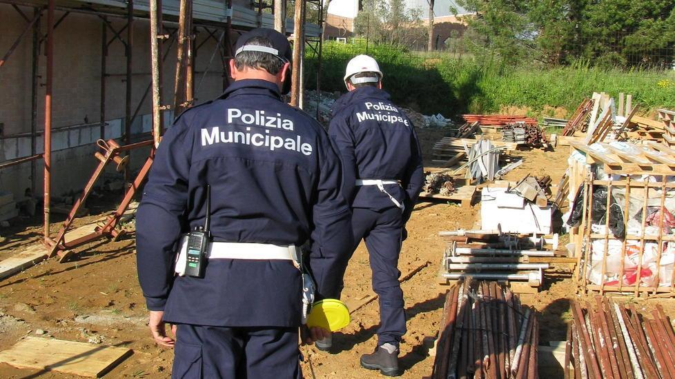 Una raffica di abusi edilizi nel parco della villa dei russi