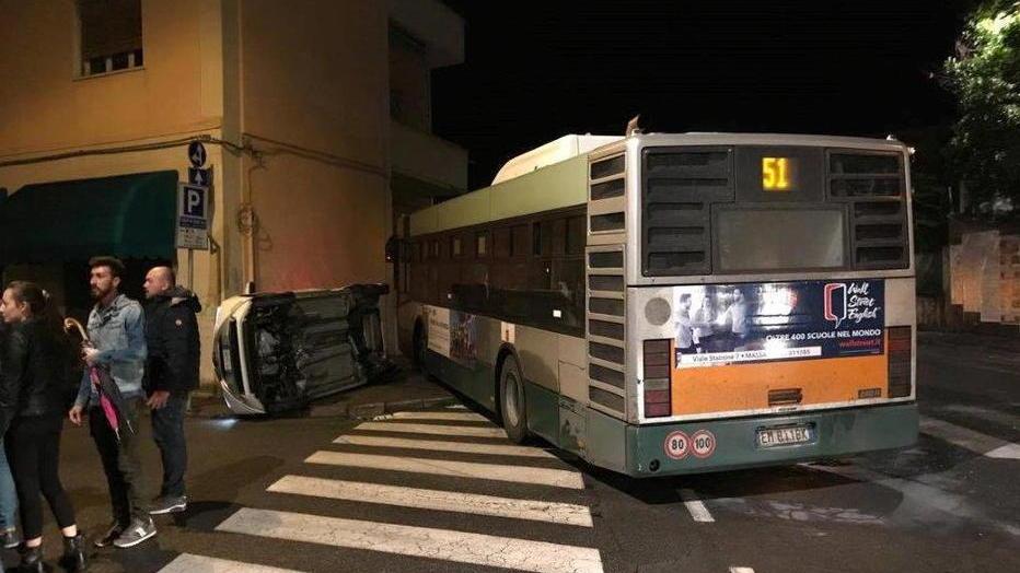 Bus contro automobile, due ricoverati al Noa