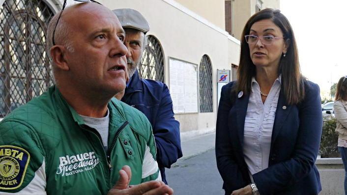 C’è la senatrice, niente sala comunale