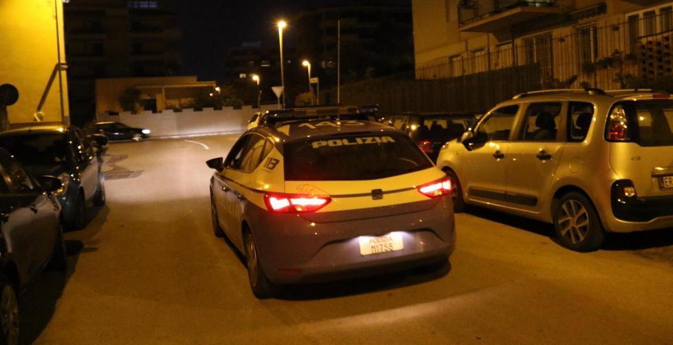 Tenta di investire un poliziotto 
