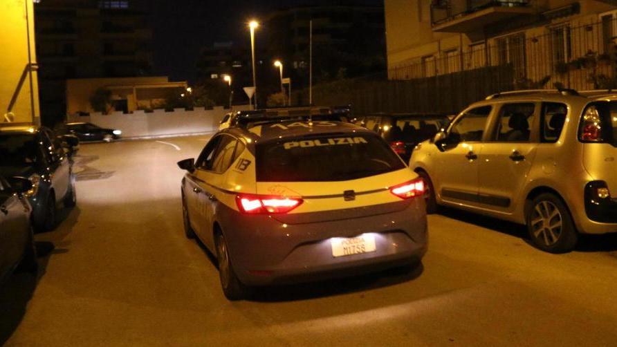 Tenta di investire un poliziotto