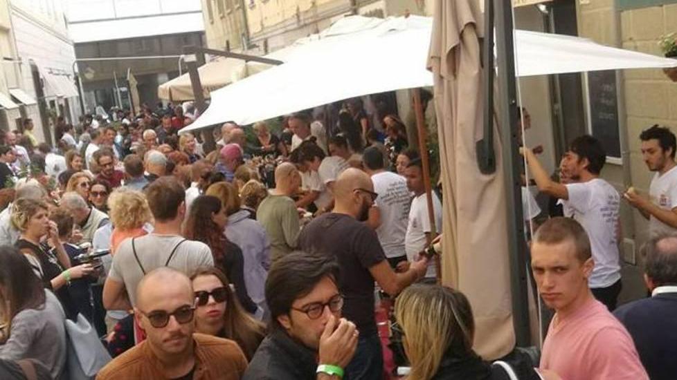 Tutti a pranzo in strada e i commercianti raccolgono 7mila euro