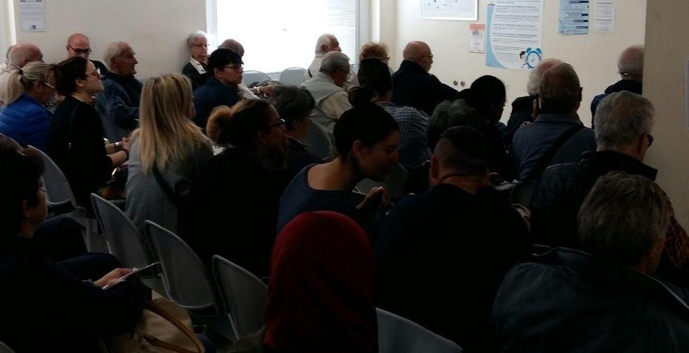 In 100 in sala d’attesa ma gli sportelli abbassano le tendine 