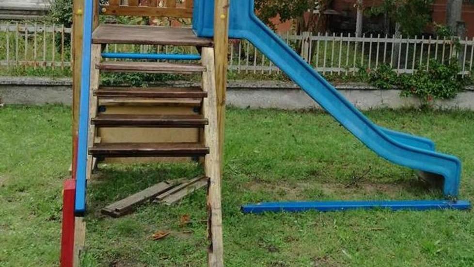 Vandali rovinano i giochi nel parchetto