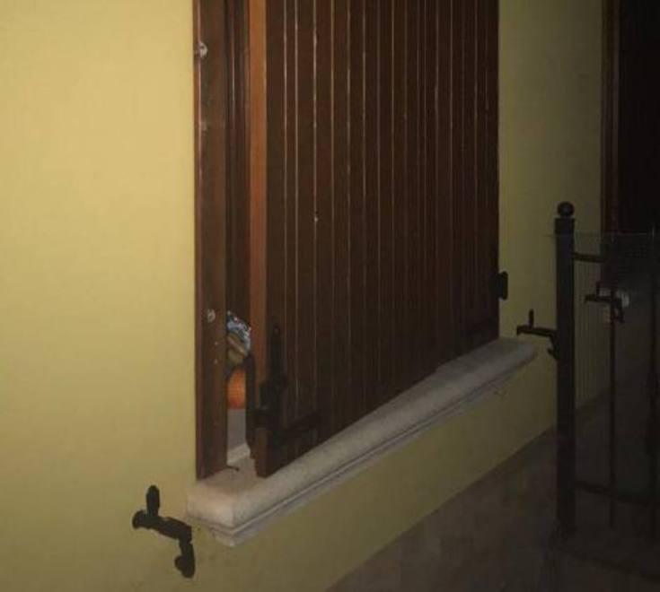 Svegliato dai ladri, li mette in fuga 