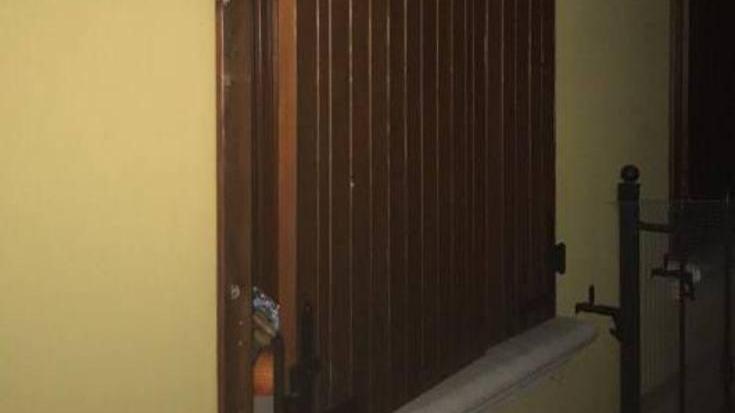 Svegliato dai ladri, li mette in fuga