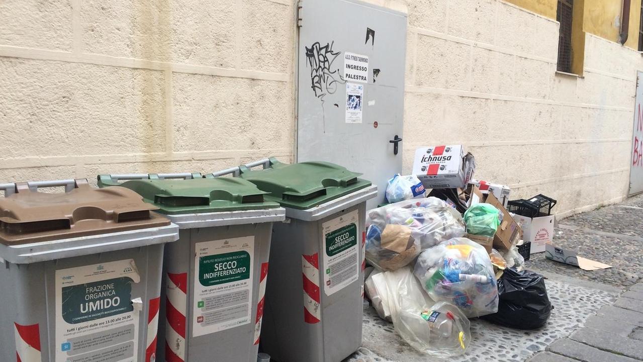 La porta della scuola sommersa dai rifiuti 