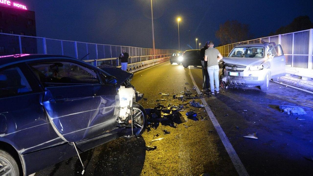 Frontale tra auto feriti tre occupanti