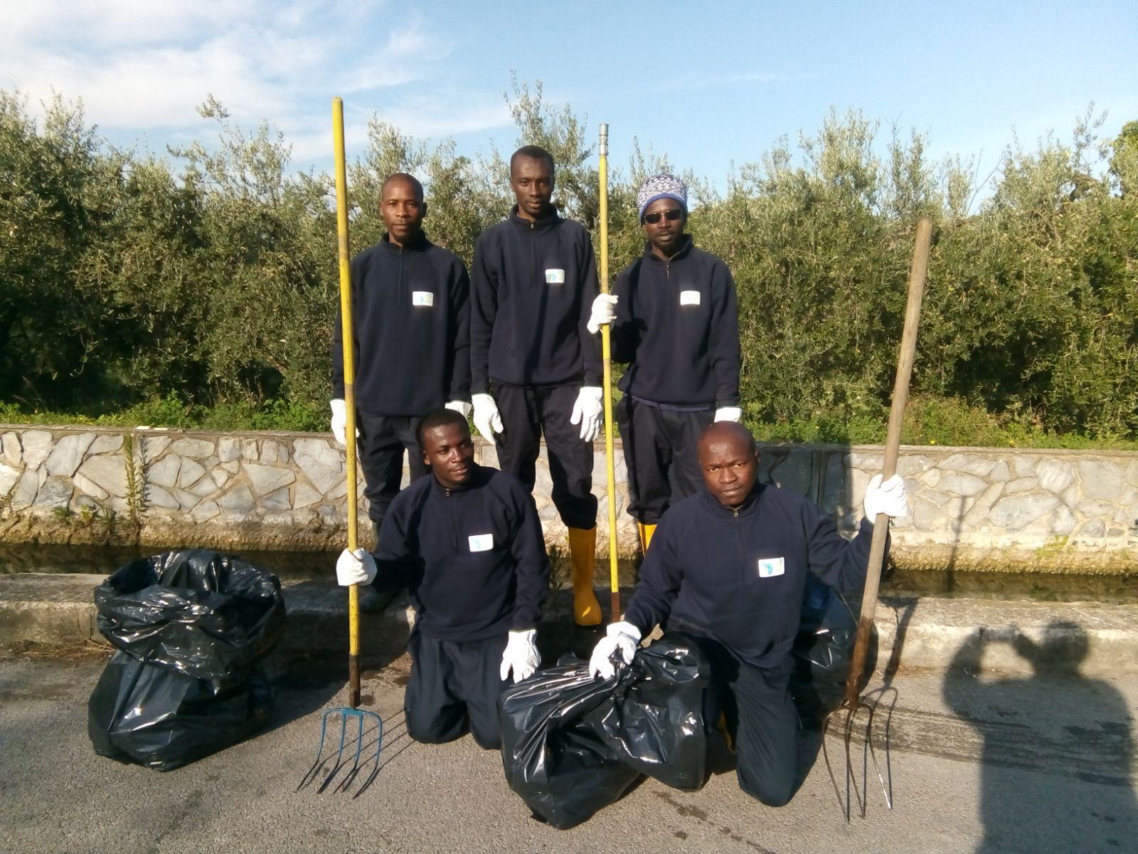 Il gruppo di migranti al lavoro
