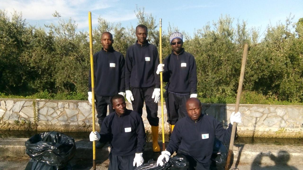 Il gruppo di migranti al lavoro