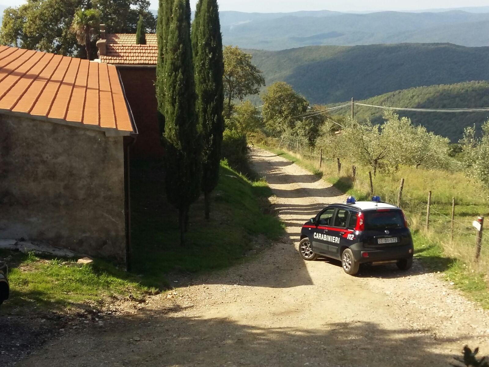 Un'auto dei carabinieri sbarra la strada verso la zona dove è stato trovato il cadavere