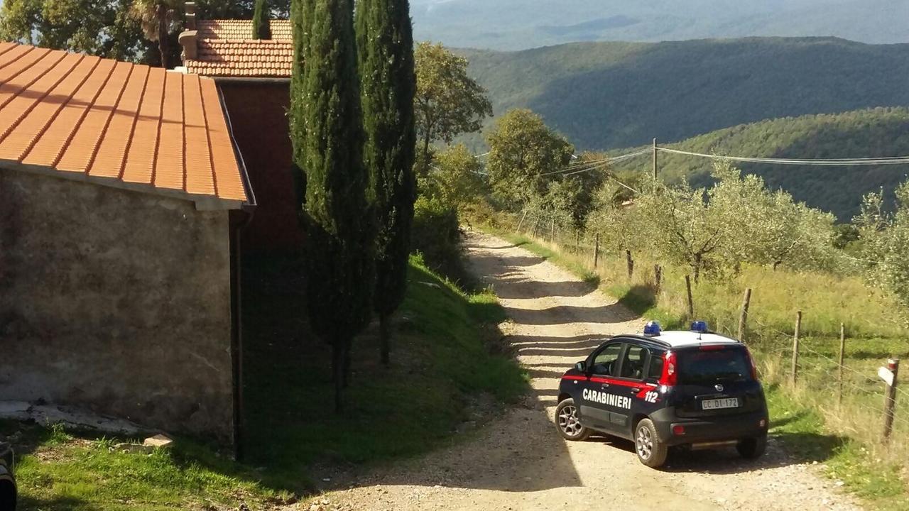 Un'auto dei carabinieri sbarra la strada verso la zona dove è stato trovato il cadavere