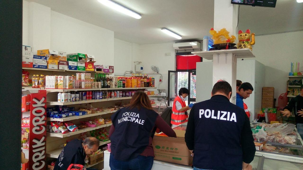 I controlli della squadra interforze nel supermercato cinese