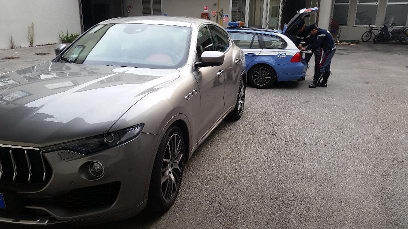 La stradale mentre controlla i documenti della Maserati di proprietà di un cinese