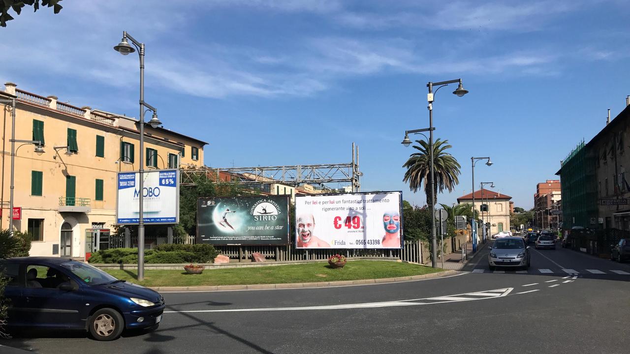 Tutta l’area di piazza Gramsci e via Roma (a sinistra) sarà riqualificata dopo l’eliminazione del terzo binario della ferrovia