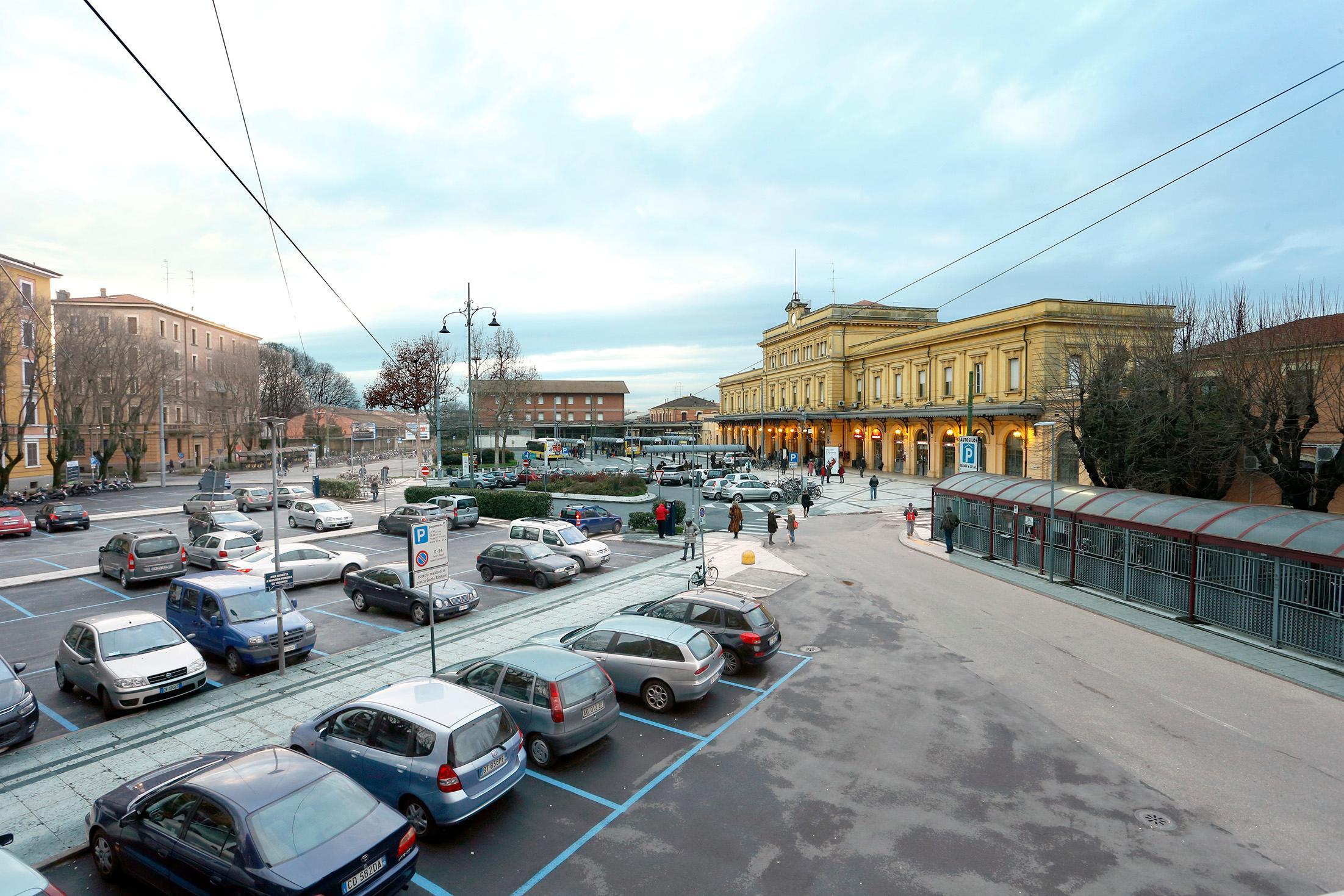 Modena, 32enne trovato in un lago di sangue in stazione 