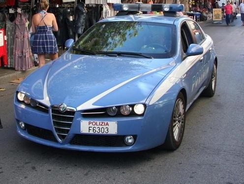 Viareggio: ruba una borsa in via Mazzini, i passanti lo rincorrono e lo bloccano