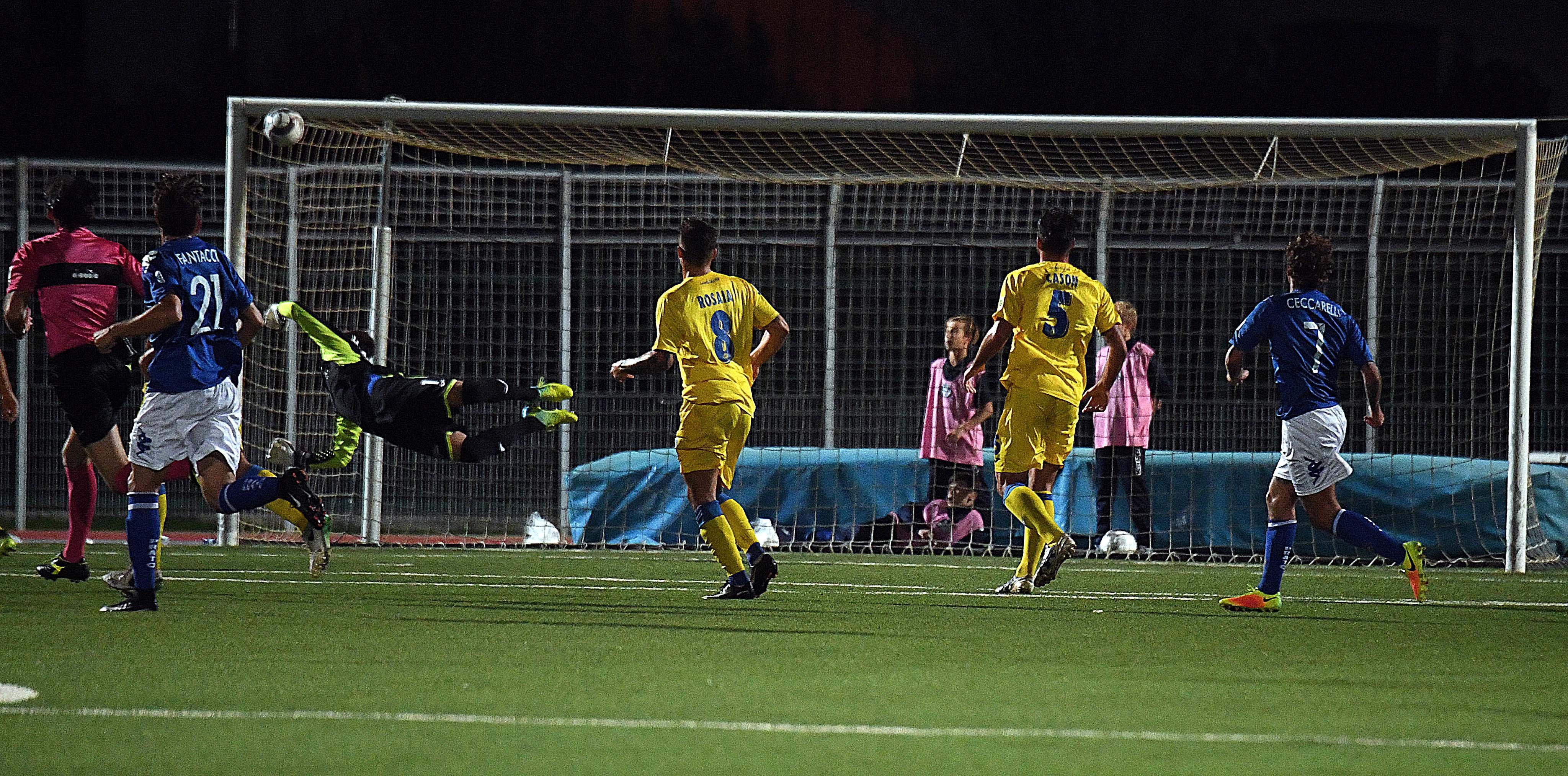Il gol di Ceccarelli all'11 del primo tempo (foto Silvi)